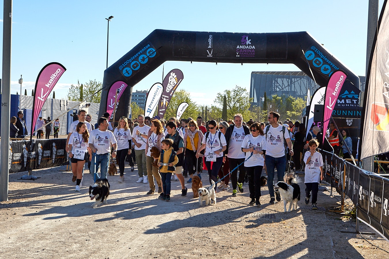 Foto de la salida de la andada canina y familiar de Zaragoza Kalibo 5k